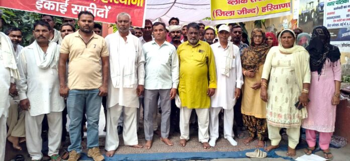 सफीदों लौटकर जानकारी देते हुए कर्मचारी नेता