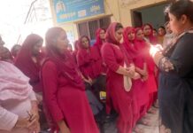 हाट में कन्या भ्रूण हत्या को लेकर निकाली जागरूकता रैली गांव हाट आशा वर्करों को संकल्प दिलवाते हुए डॉक्टर प्रीति