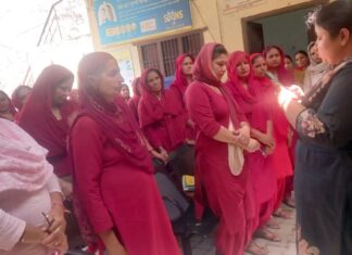 हाट में कन्या भ्रूण हत्या को लेकर निकाली जागरूकता रैली गांव हाट आशा वर्करों को संकल्प दिलवाते हुए डॉक्टर प्रीति