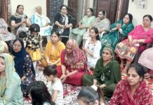 पुरुषोत्तम मास में आयोजित सत्संग में झूमे श्रद्धालु सत्संग में भाग लेते हुए श्रद्धालुगण