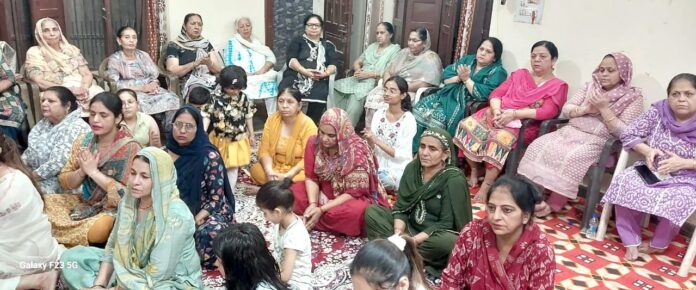 सत्संग में भाग लेते हुए श्रद्धालुगण