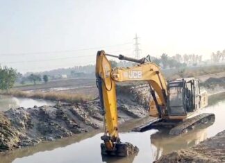 गांव सिंघपुरा के पास फिर टूटा राजबाहा नंबर 3 राजबाहे के टूटे किनारे को ठीक करती हुई मशीन