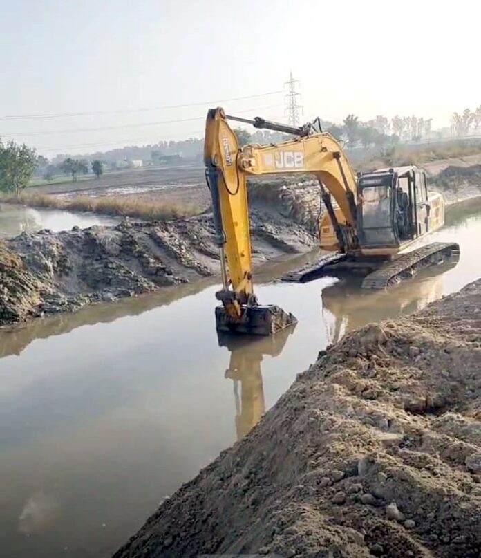 IMG-20260527-WA0011 राजबाहे के टूटे किनारे को ठीक करती हुई मशीन