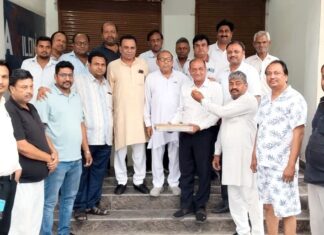 डॉ. अर्चना गुप्ता को बीजेपी प्रदेशाध्यक्ष बनाने से वैश्य समाज खुश लड्डू बांटकर खुशी मनाते हुए अग्रवाल समाज के लोग