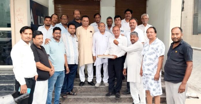 IMG-20260529-WA0000 लड्डू बांटकर खुशी मनाते हुए अग्रवाल समाज के लोग