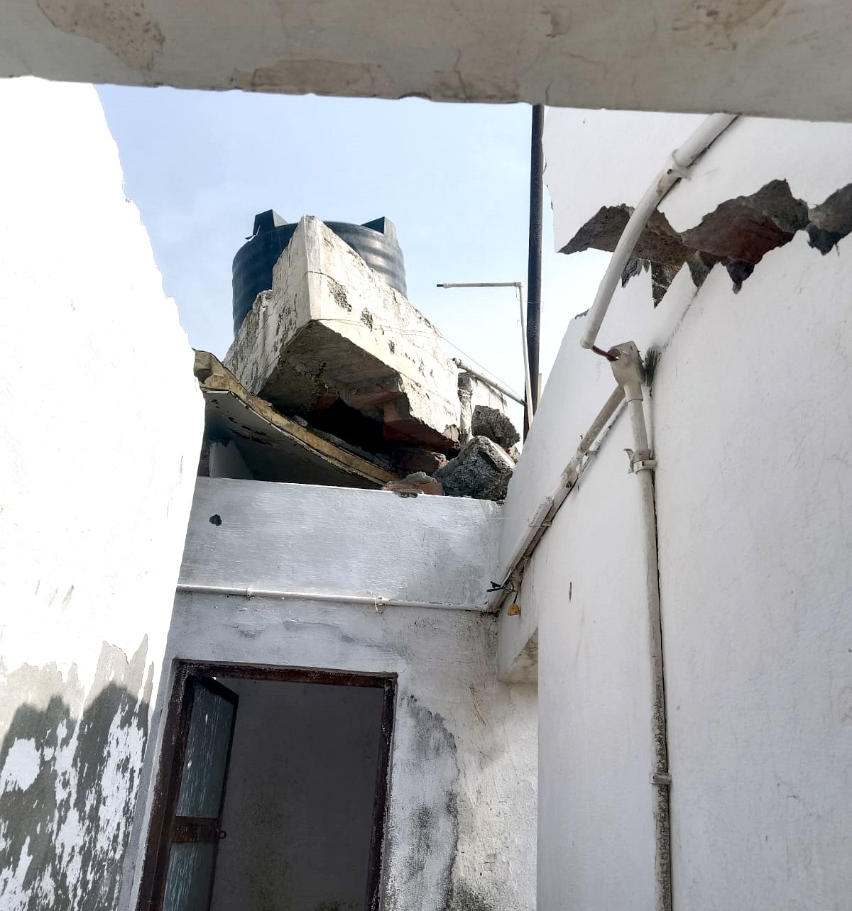 हैचरी की दीवार में आई दरारें