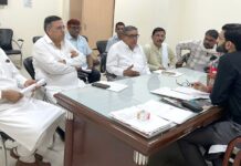सभी राजनीतिक दल बूथ लेवल एजेंट (बीएलए-2) करें नियुक्त : एसडीएम राजनीतिक दलों प्रतिनिधियों व अधिकारियों की बैठक लेते हुए एसडीएम पुलकित मल्होत्रा