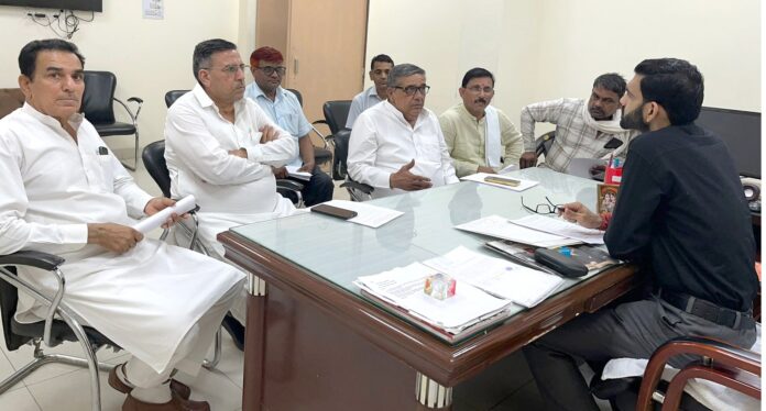 02SFDM3 राजनीतिक दलों प्रतिनिधियों व अधिकारियों की बैठक लेते हुए एसडीएम पुलकित मल्होत्रा
