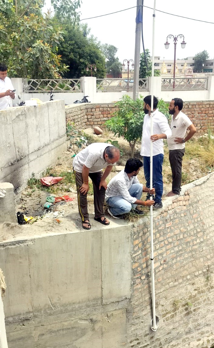 नहर में पानी का लेवल चेक करते हुए नहरी विभाग की टीम