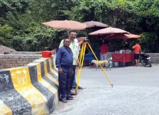 जल संकट से जल्द उभरेगा महाभारतकालीन नागक्षेत्र तीर्थ नहर में पानी का लेवल चेक करते हुए नहरी विभाग की टीम