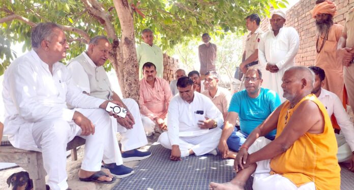 परिवार को ढांढस बंधाते हुए विधायक रामकुमार गौतम