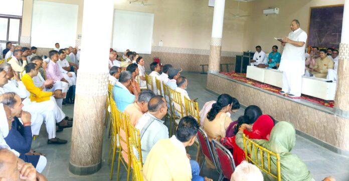 05SFDM4 कार्यकत्र्ताओं को संबोधित करते हुए विधायक रामकुमार गौतम