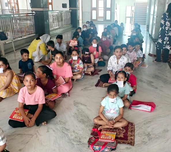 10SFDM3 समापन सत्र में भाग लेते हुए बच्चे