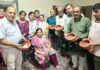 वुमेन एरा फाऊंडेशन ने वितरित किए 151 कसौरे कसोरे वितरित करते हुए संस्था के पदाधिकारीगण
