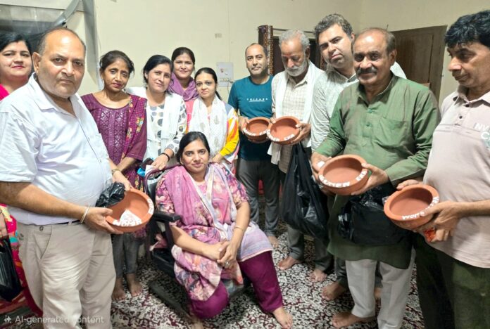 10SFDM5 कसोरे वितरित करते हुए संस्था के पदाधिकारीगण