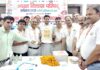 भाविप सर्पदमन शाखा ने लगाया विशाल रक्तदान शिविर मुख्यातिथि को सम्मानित करते हुए आयोजक संस्था के पदाधिकारीगण