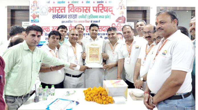 15SFDM1 मुख्यातिथि को सम्मानित करते हुए आयोजक संस्था के पदाधिकारीगण