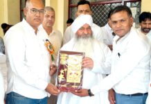 दक्षिण हरियाणा बिजली निगम परिसर में लगा रक्तदान शिविर अतिथियों को सम्मानित करते हुए आयोजक