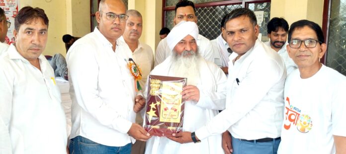 अतिथियों को सम्मानित करते हुए आयोजक