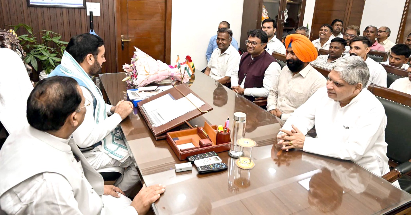 कश्यप समाज के गण्यमान्य लोगों से चर्चा करते हुए मुख्यमंत्री नायब सिंह सैनी