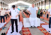 सफीदों में मनाया गया उपमंडल स्तरीय अंतरराष्ट्रीय योग दिवस, 1250 लोगों ने किया सामूहिक योग कार्यक्रम में योग करते हुए विधायक रामकुमार गौतम व एसडीएम पुलकित मल्होत्रा