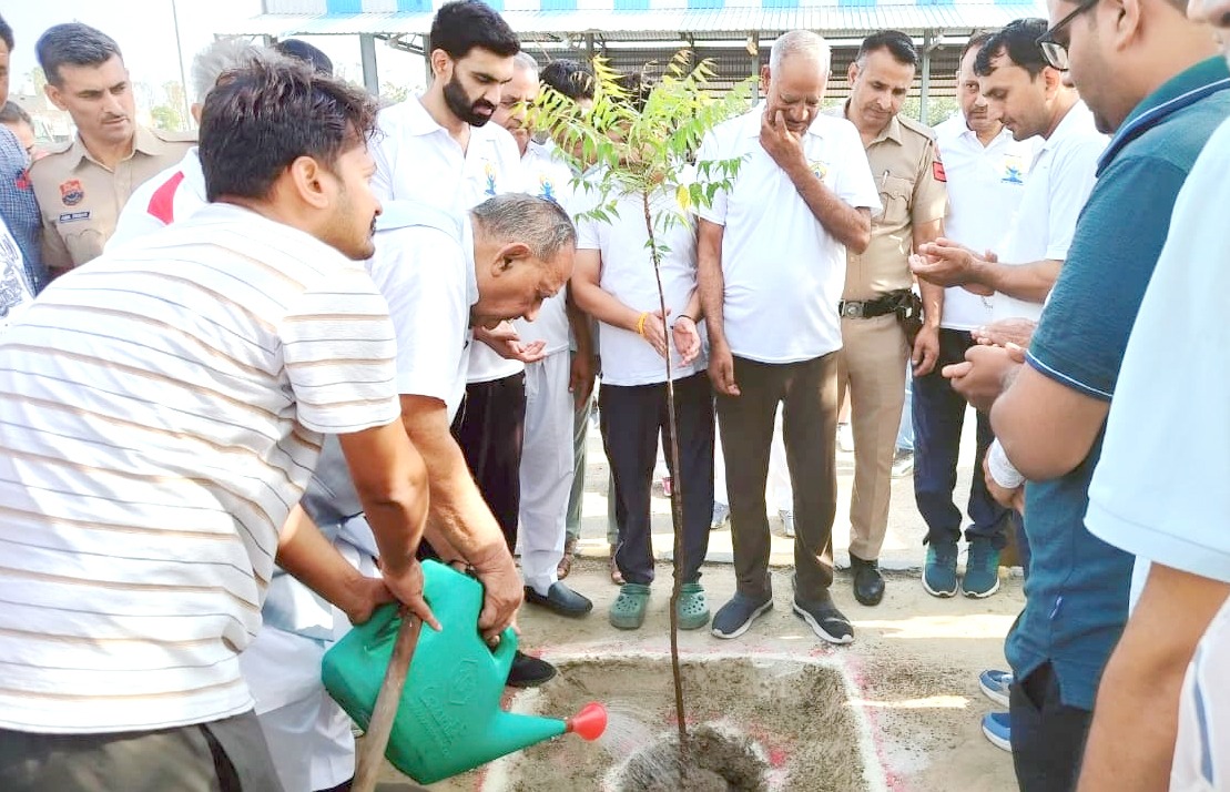 नई अनाज मंडी परिसर में पौधारोपण करते हुए विधायक रामकुमार गौतम