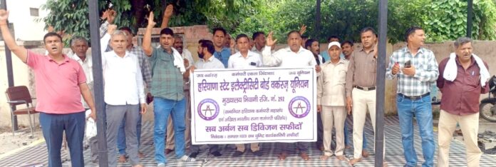 22SFDM1 प्रदर्शन करते हुए बिजली कर्मचारी