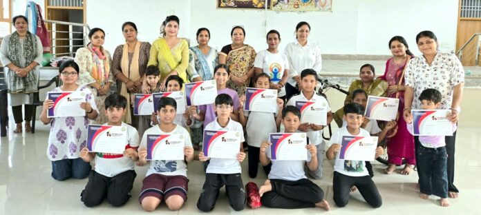 22SFDM2 प्रतिभागी बच्चों को सम्मानित करते हुए अतिथिगण