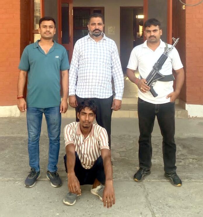 पुलिस की गिरफ्त में आरोपी