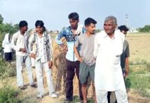 रत्ताखेड़ा गांव में मिला बुजुर्ग महिला का शव मौके पर इकट्ठा हुए ग्रामीण