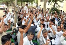 बिजली कर्मचारी 2 जुलाई को घेरेंगे ऊर्जा मंत्री का आवास नारेबाजी करते हुए बिजली कर्मचारी