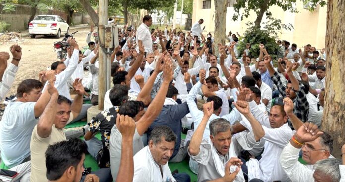 नारेबाजी करते हुए बिजली कर्मचारी