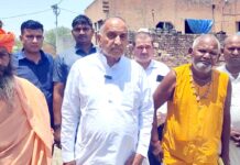 पत्रकार विक्रम कश्यप के निधन पर पूर्व मंत्री बचन सिंह आर्य ने जताया शोक दिवंगत पत्रकार विक्रम कश्यप के पिता सूबे सिंह से मिलते हुए पूर्व मंत्री बचन सिंह आर्य