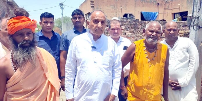 8SFDM2 दिवंगत पत्रकार विक्रम कश्यप के पिता सूबे सिंह से मिलते हुए पूर्व मंत्री बचन सिंह आर्य