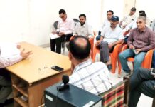 आपसी सहयोग और तालमेल से सफल बनाएं अंतरराष्ट्रीय योग दिवस : एसडीएम पुलकित मल्होत्रा अधिकारियों को दिशा-निर्देश देते हुए एसडीएम पुलकित मल्होत्रा