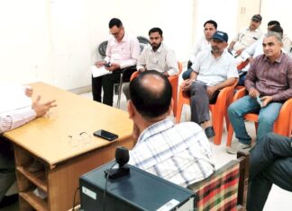 आपसी सहयोग और तालमेल से सफल बनाएं अंतरराष्ट्रीय योग दिवस : एसडीएम पुलकित मल्होत्रा अधिकारियों को दिशा-निर्देश देते हुए एसडीएम पुलकित मल्होत्रा