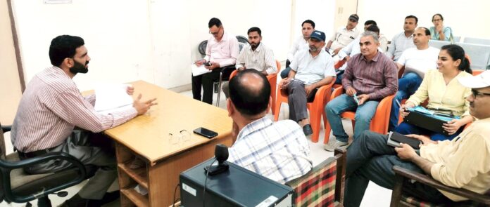 8SFDM3 अधिकारियों को दिशा-निर्देश देते हुए एसडीएम पुलकित मल्होत्रा