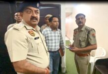 सफीदों के एक होटल में पुलिस टीम की रेड, तीन लड़कियां बरामद मौके पर रेड करती हुए डीएसपी गौरव शर्मा व एसएचओ राजकुमार राणा व अन्य