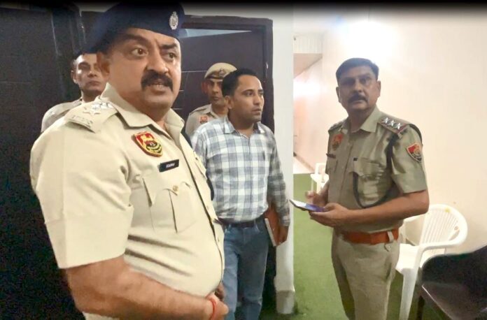 मौके पर रेड करती हुए डीएसपी गौरव शर्मा व एसएचओ राजकुमार राणा व अन्य