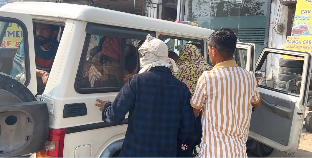 लड़कियों को गाड़ी में बैठाकर ले जाते हुए पुलिस