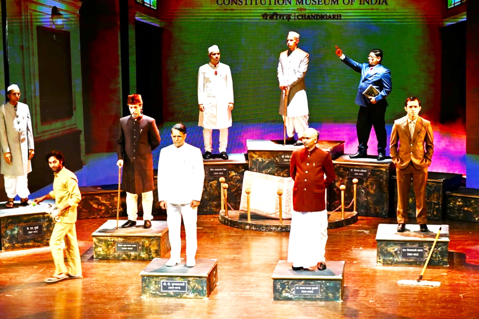 नाटक प्रस्तुत करते हुए कलाकार