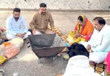 दादा खेड़ा मंदिर में उमड़ा आस्था का सैलाब, सैकड़ों श्रद्धालुओं ने लिया भंडारे में प्रसाद पूजा-अर्चना में भाग लेते हुए श्रद्धालुगण