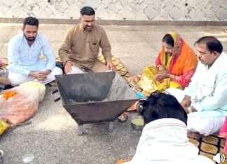 दादा खेड़ा मंदिर में उमड़ा आस्था का सैलाब, सैकड़ों श्रद्धालुओं ने लिया भंडारे में प्रसाद पूजा-अर्चना में भाग लेते हुए श्रद्धालुगण