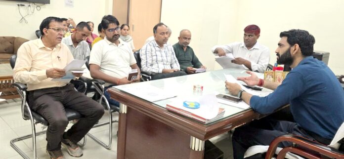 01SFDM1 एसआईआर को लेकर दिशा-निर्देश देते हुए एसडीएम पुलकित मल्होत्रा