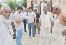 मुआना में विकास कार्यों पर उठे सवाल, एंटी करप्शन ब्यूरो की टीम ने किया मौके पर निरीक्षण गांव में जांच करते हुए एसीबी के अधिकारी