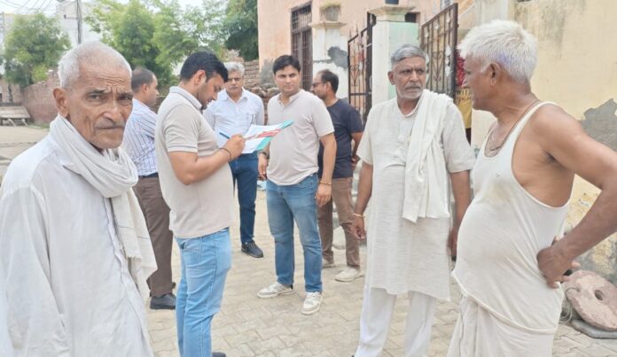 गांव में जांच करते हुए एसीबी के अधिकारी