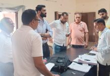 एसडीएम पुलकित मल्होत्रा ने किया बूथों का निरीक्षण बूथों का निरीक्षण करते हुए एसडीएम पुलकित मल्होत्रा