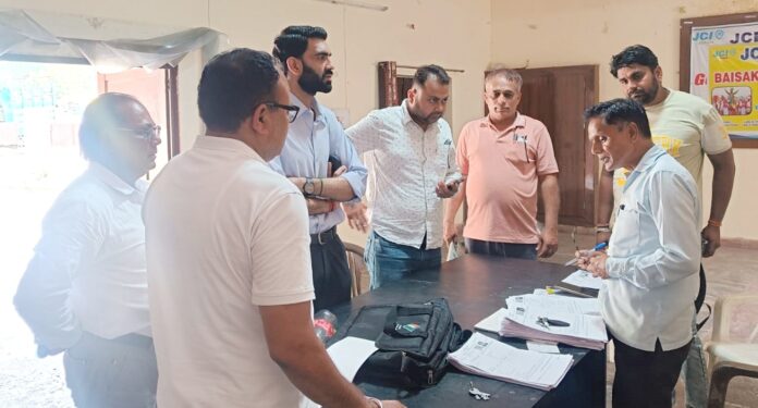 बूथों का निरीक्षण करते हुए एसडीएम पुलकित मल्होत्रा