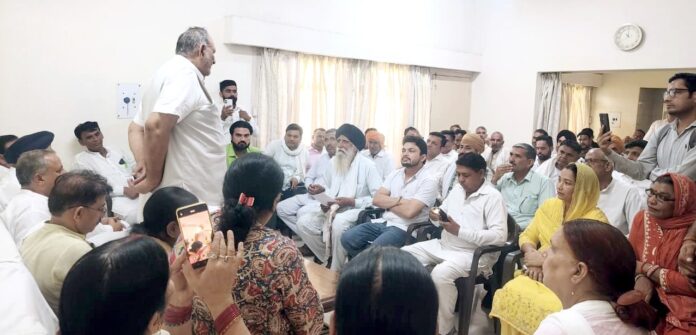 भाजपा कार्यकर्ताओं को संबोधित करते हुए विधायक रामकुमार गौतम