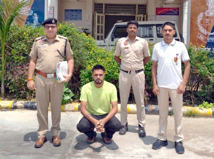 पुलिस की गिरफ्त में आरोपी